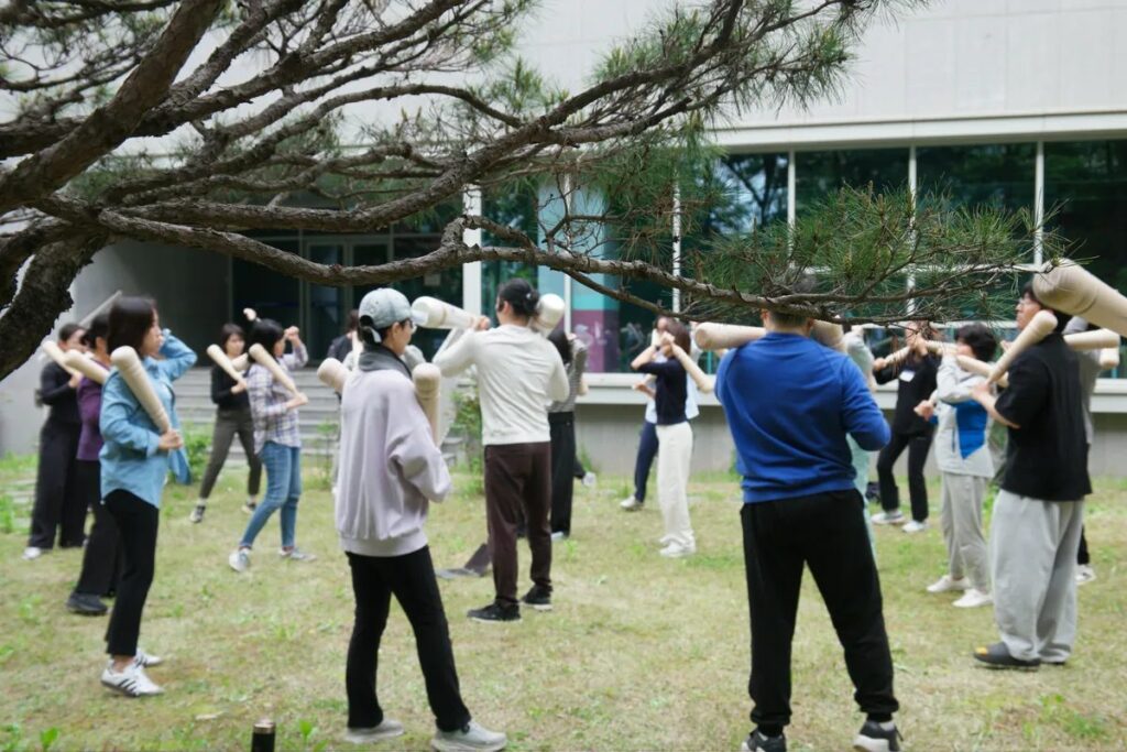 5기 연수 중 서울성모병원, 가톨릭대학교 옴니버스 파크 앞 잔디광장에서 고대운동 실습을 했습니다