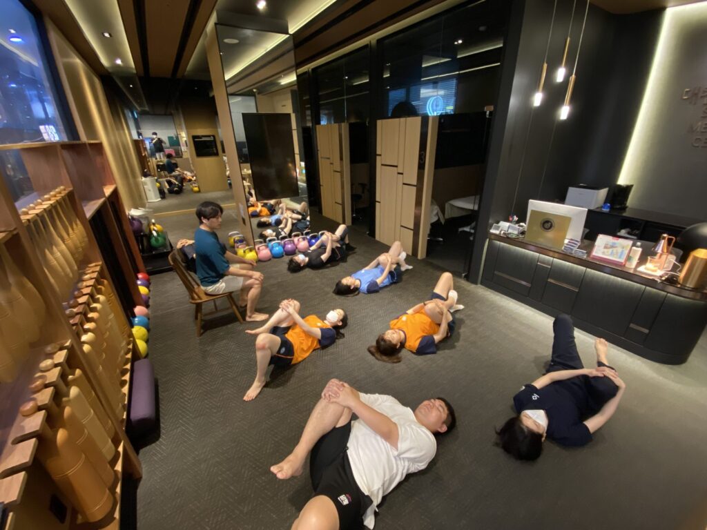 누워서 움직임을 통한 알아차림 수업을 진행했고 고대진자운동- 케틀벨에 활용해보는 시간도 가졌습니다