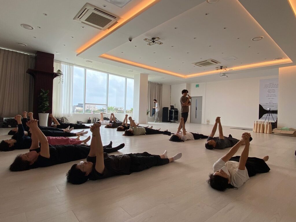 고대운동을 하기전 먼저 움직임을 통한 알아차림 수업을 하게 되면 알아차린 내용을 즉각적으로 고대운동에 반영할 수 있다는 장점이 있습니다