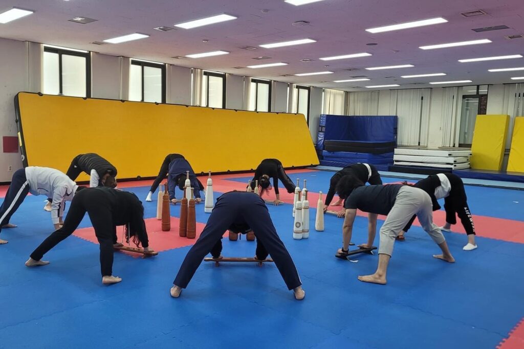 자리를 옮겨 체육대학 건물 태백도장으로 옮겨 고대운동 실기교육 2시간을 진행했습니다