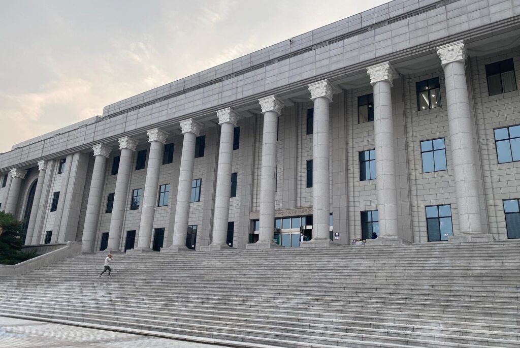 결핵 후유증으로 운동을 못하던 시절 유일한 안식처 였던 경희대 중앙도서관 건물입니다