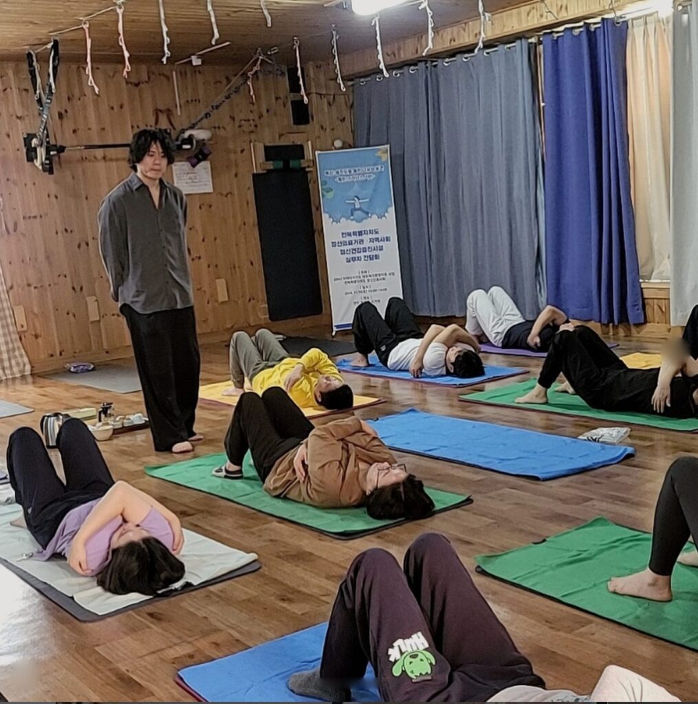 누워서 몸을 이리저리 굴려가며 바닥과의 접촉을 통한 탐구를 시작했습니다