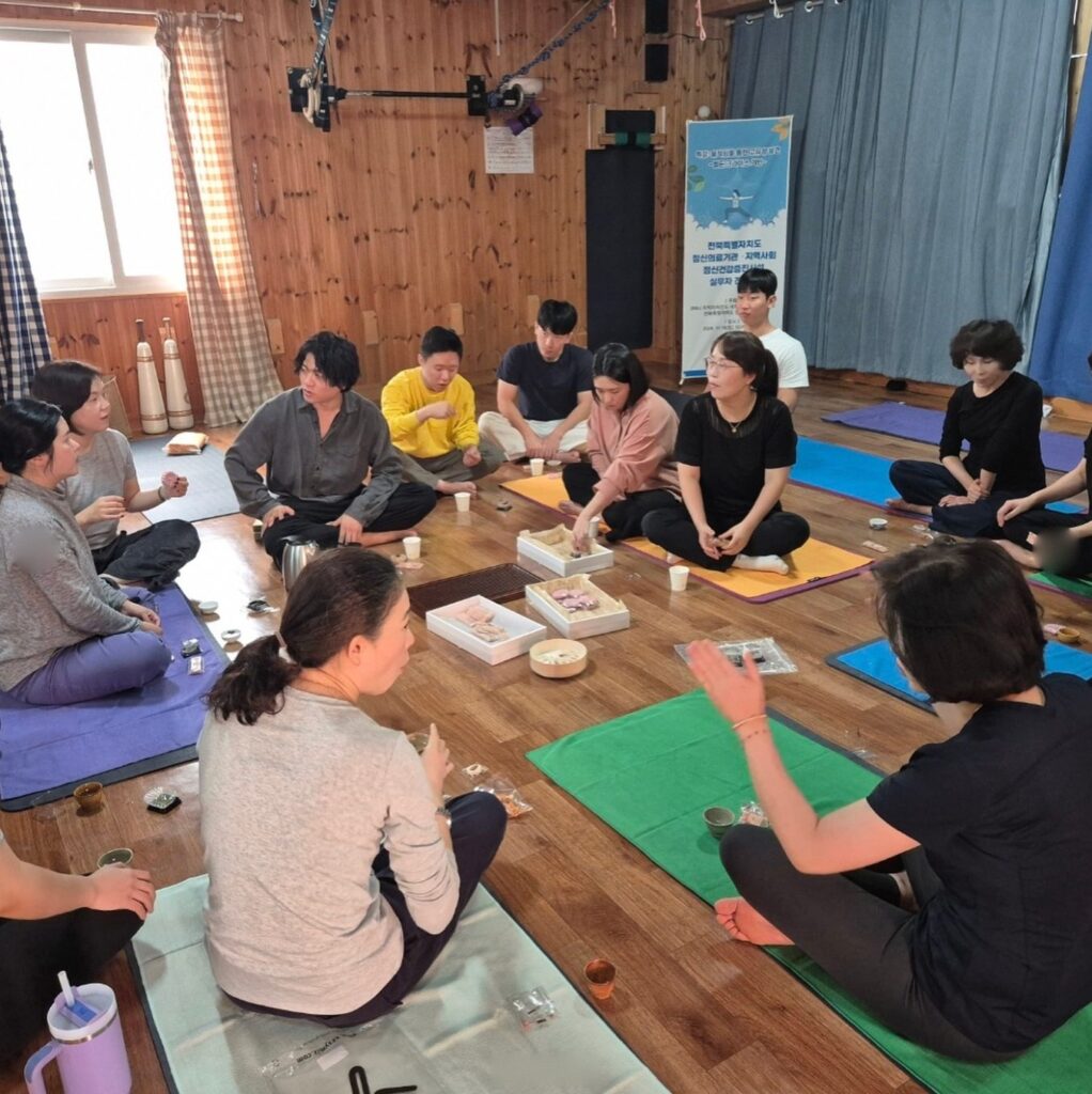 다과를 함께 나누며 소감을 나누었습니다 움직임을 통한 알아차림 시간 이후 대화를 나누는 시간이 중요합니다