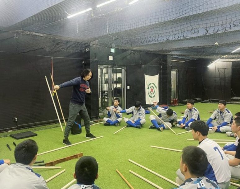 상완골의 내회전 움직임 중요성을 교육했습니다