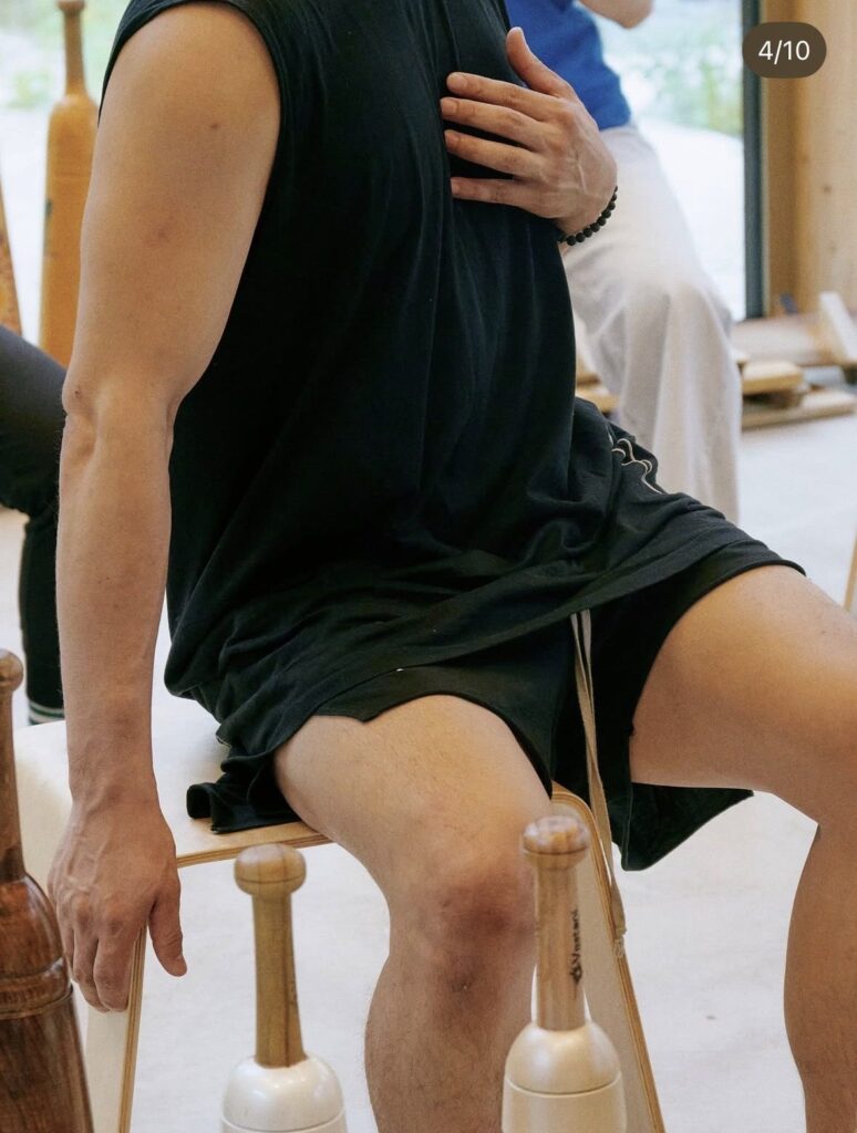 앉아서도 실험하듯이 해봅니다. 누워서 했을때랑 달라진 것이 있는지도 관찰해봤습니다.