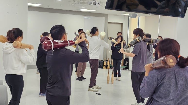 리듬에 맞춰 페르시안밀을 휘둘렀습니다