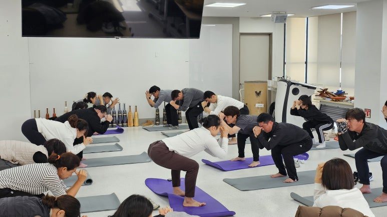 동물 자세를 하면서 감각을 살리고 호흡을 재정렬 하는 시간을 가졌습니다