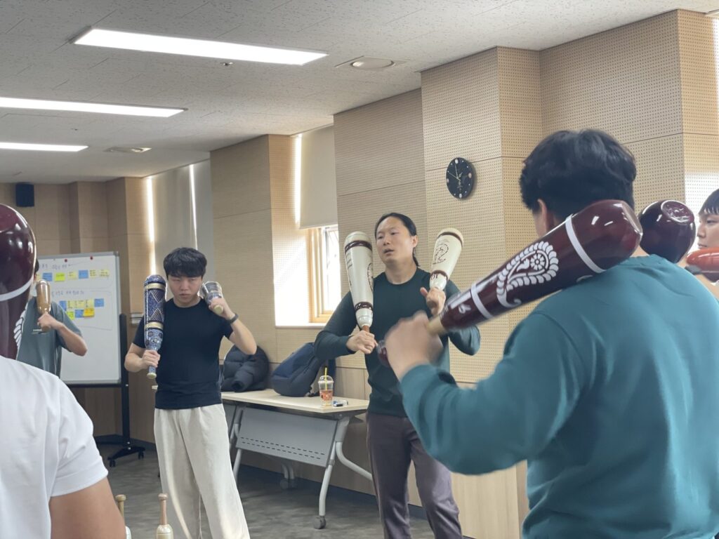 페르시안밀을 잡고 휘두르기전에는 어색한 기류가 흘렀습니다