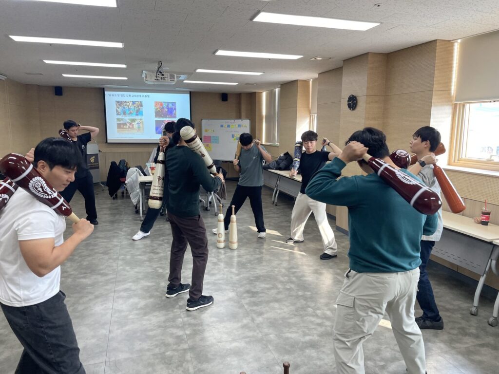 고대시대에는 유대감을 기르기 위해 함께 모여 운동했다고 하는데 그 이유를 말로 설명하기보다는 몸으로 체험토록 하는 시간이었습니다.