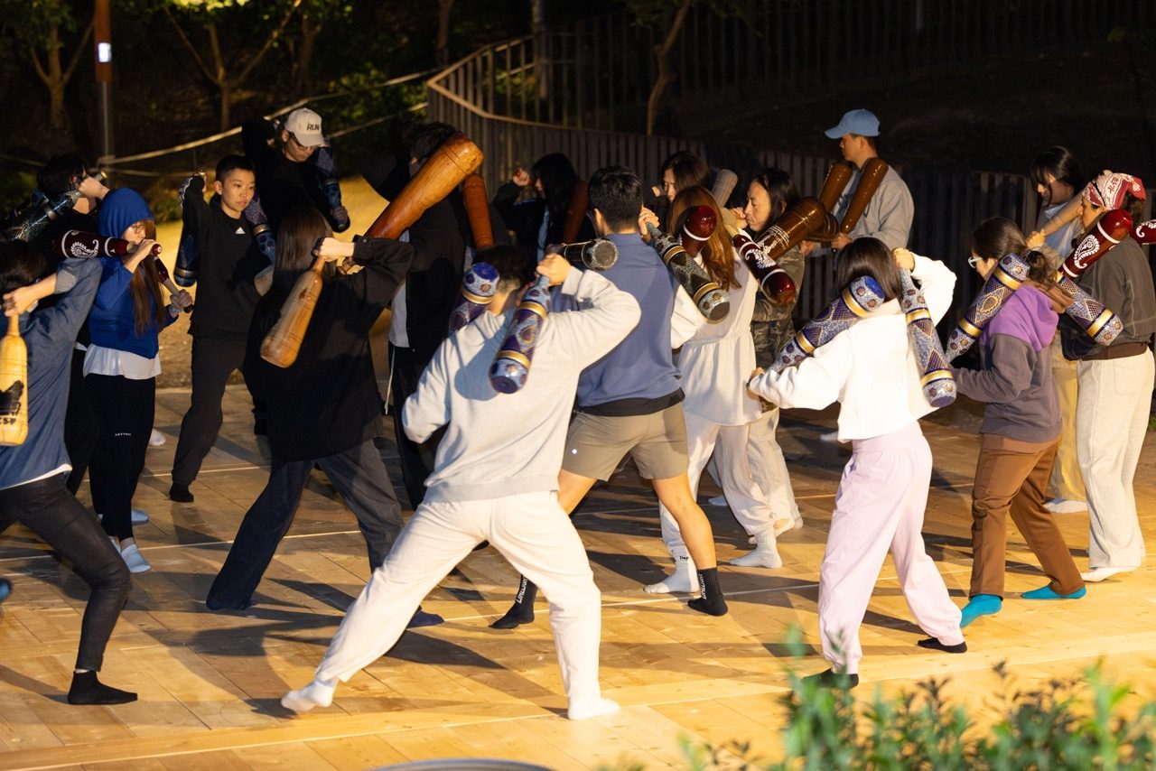 몸, 물, 산, 바람을 주제로 몸과 소리, 자연이 어우러지는 자리 에서 함께 페르시안밀을 휘둘렀습니다