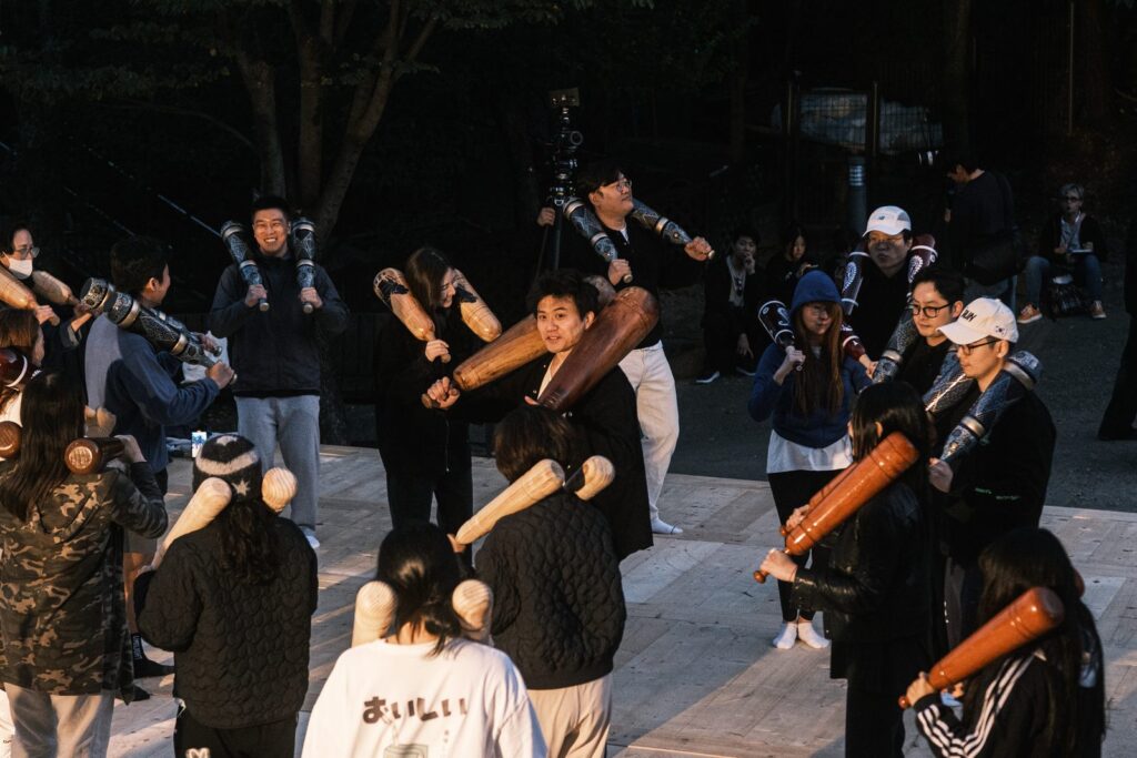 해가지고 쌀쌀해진 공기가 느껴졌지만 그 누구도 중간에 멈추지 않고 30분간의 고대운동 세레모니를 끝까지 완주했습니다