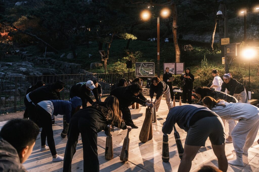 리듬을 타기위해 아래로 떨어 뜨리는 감각이 매우 중요한데, 쉐나가 가장 좋은 도구 입니다. 하지만 쉐나가 없을때에는 페르시안밀로 이 동작을합니다.