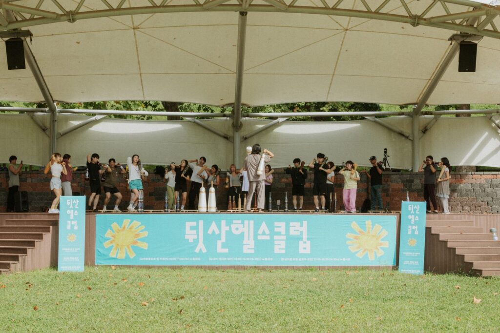 잔디광장 무대에서 마치 시민들에게 고대운동 공연을 보여주듯 함께 방망이를 휘둘렀습니다