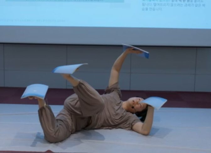 아기의 뒤집기는 방망이 휘두르기의 패턴과 일치합니다.