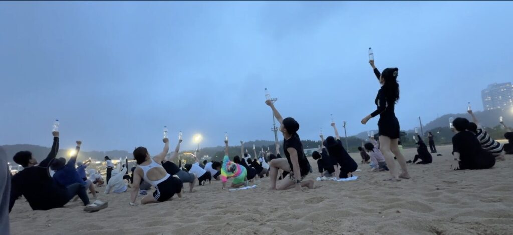 겨우 물병 하나로 200명이 함께 화합하고 축제 분위기가 되는 진풍경이 펼쳐졌습니다. 힘을 나누는 고대운동을 방망이라는 도구 없이도 경험한 순간이었습니다.