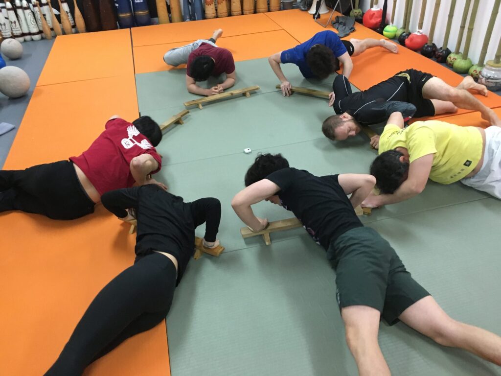 쉐나를 활용한 고대리듬운동을 함께 하는 사람들이 많아졌습니다